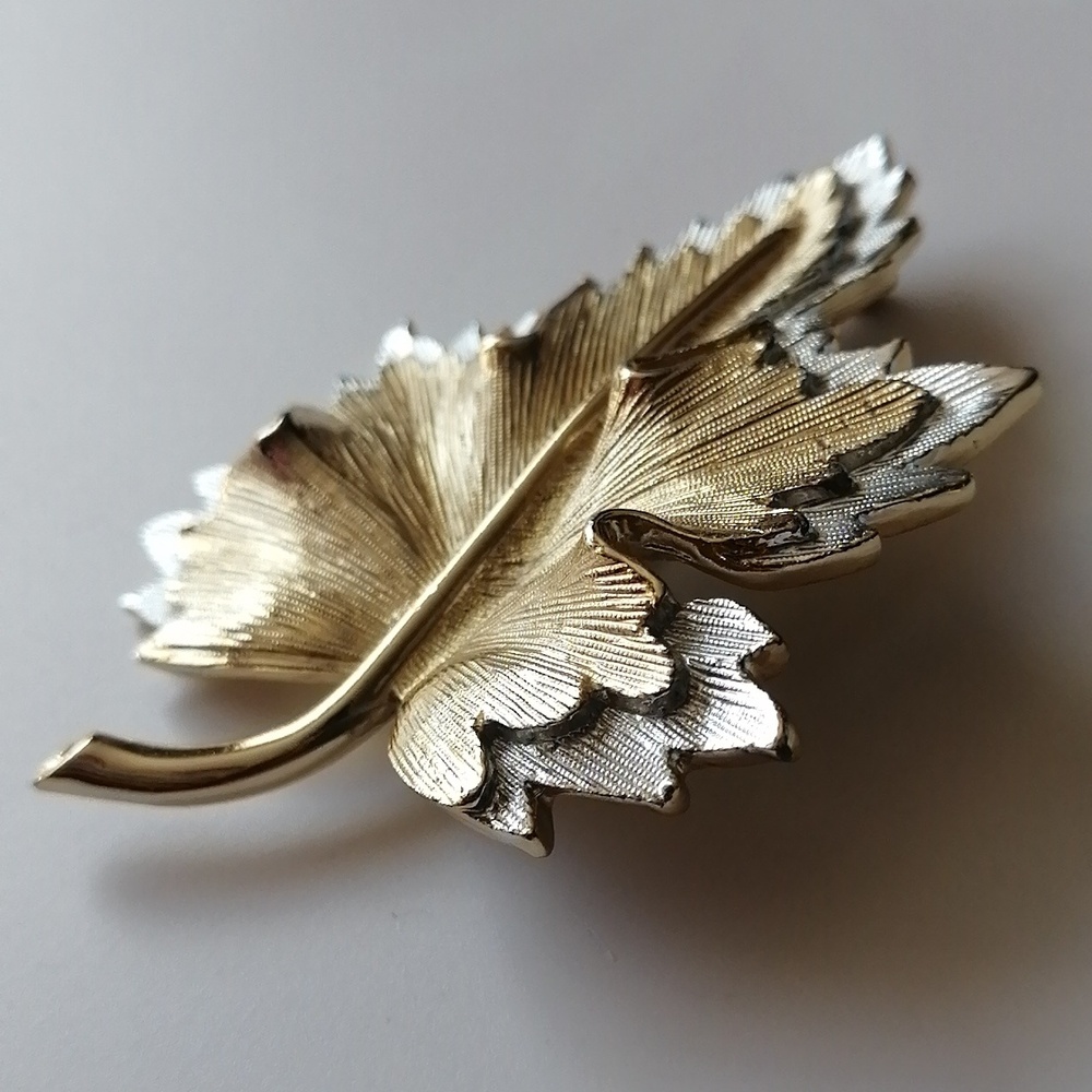 🇨🇦 Vintage Sarah Coventry Brooch Two-tone Maple Leaf Nature Choice Series - Picture 5 of 10